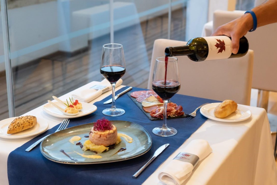 Agir Springs by MedPlaya - dinner is table service in the restuarant