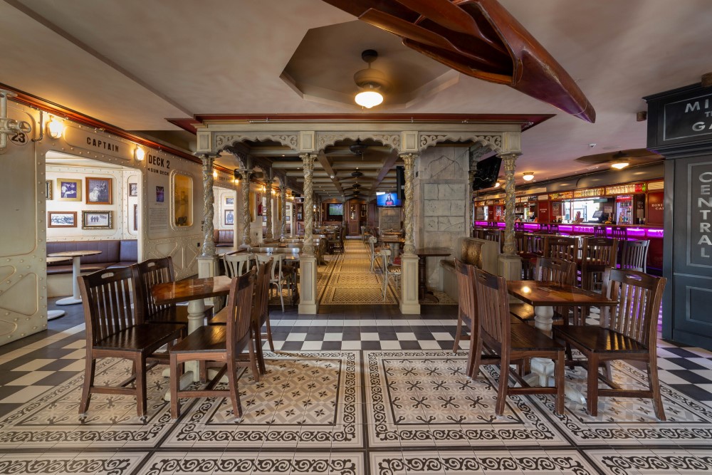 Ambassador Playa Benidorm - on-site pubs and show bar.