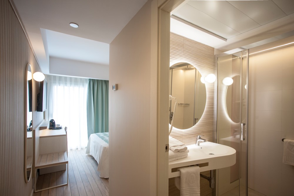 Ambassador Playa Benidorm - bathroom