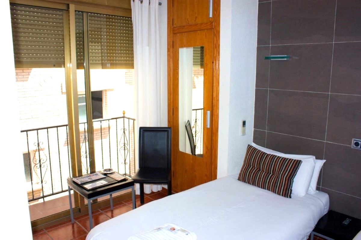 Casa Don Juan Benidorm - single room withe kettle tea and coffee