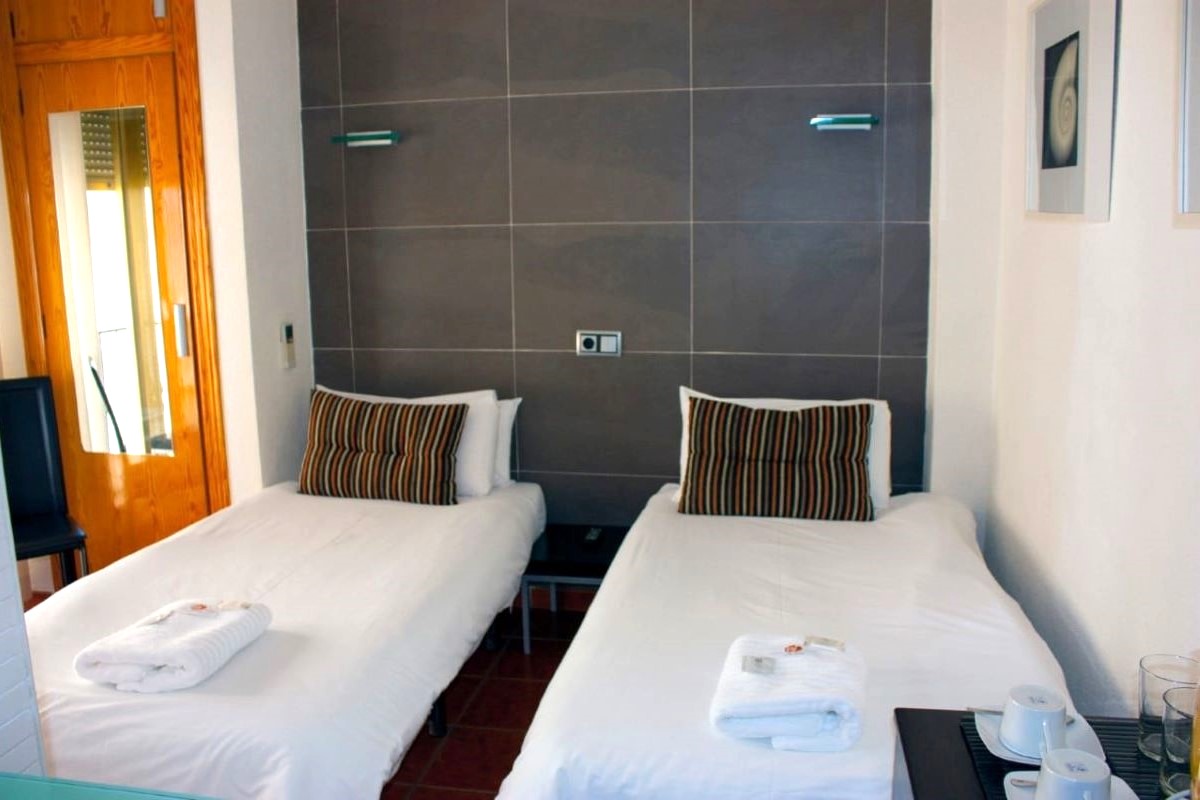 Casa Don Juan Benidorm - twin room with kettle tea and coffee