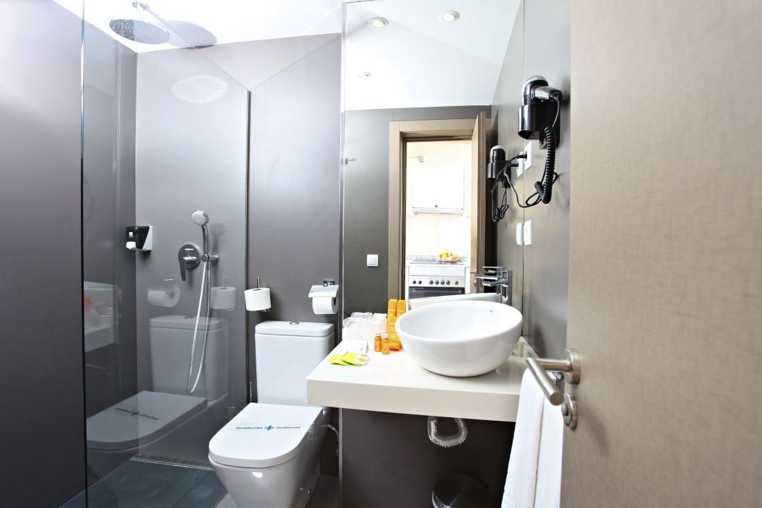 Flamingo Beach Resort - bathroom
