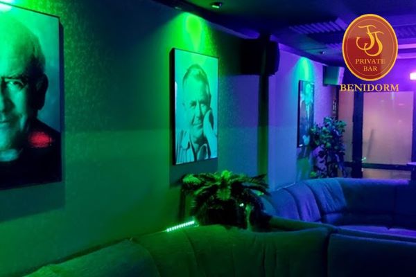 JJ Private Bar and Club for mainly senior men and their admirers.
