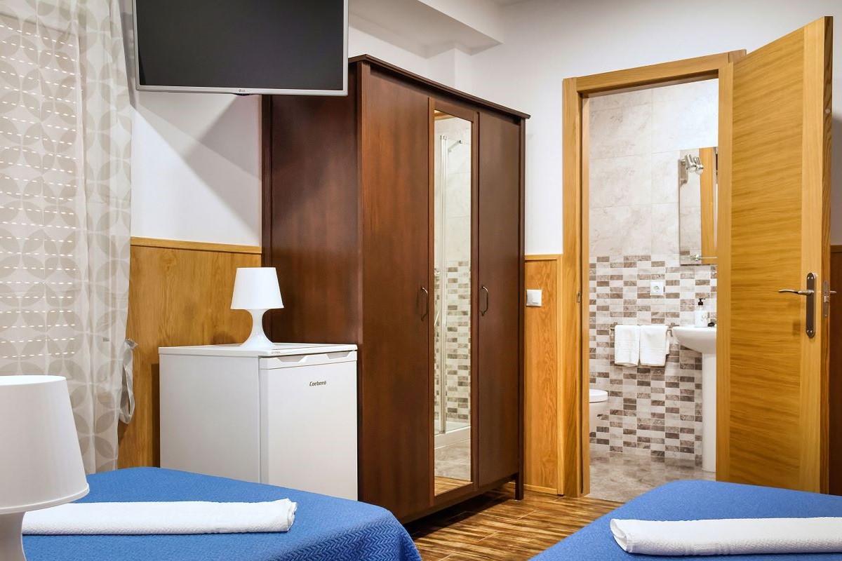 Hostal Irati B&B Benidorm - twin room with fridge, WiFi, kettle and air-con