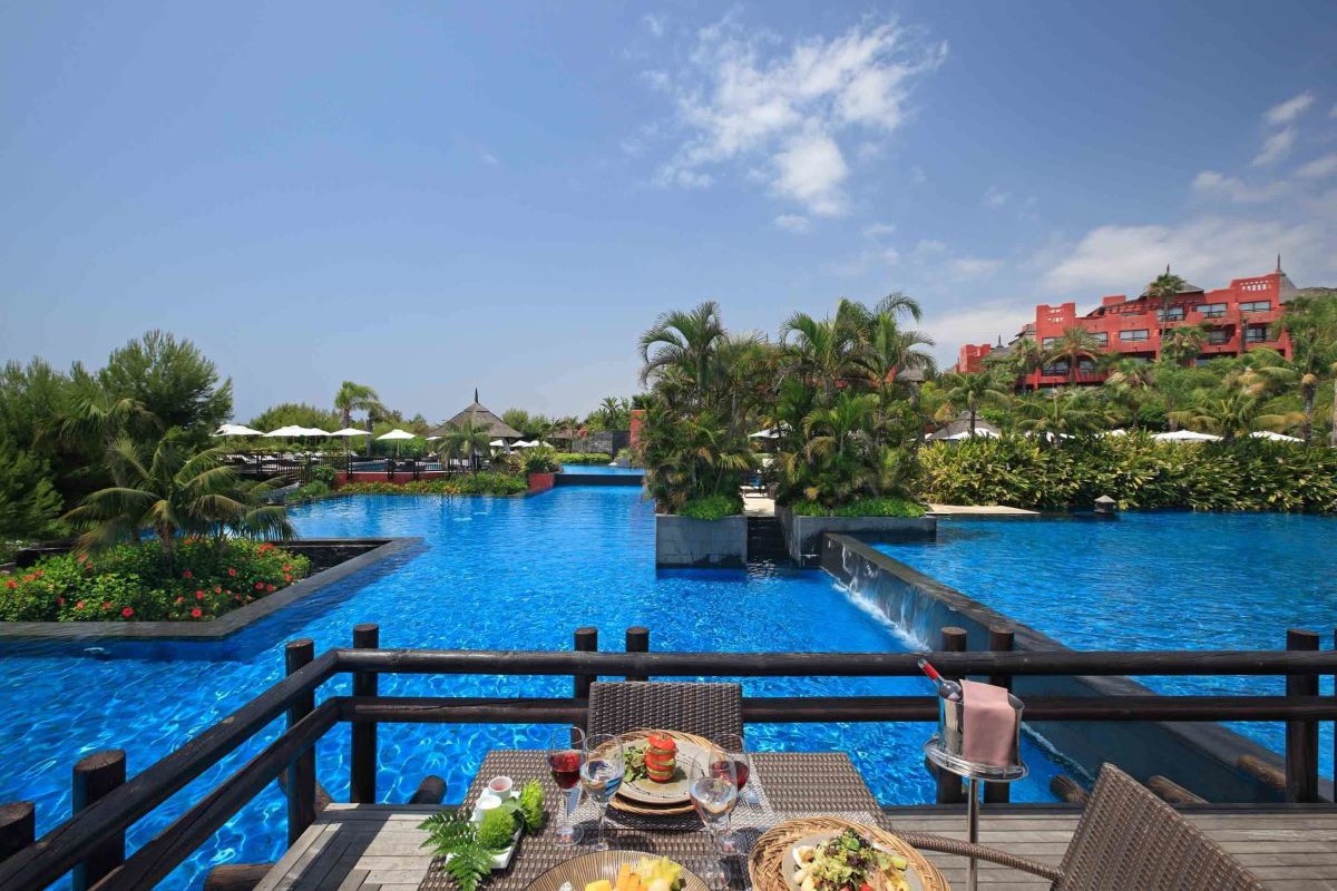 Asia Gardens Hotel & Thai Spa - dine overlooking the pools