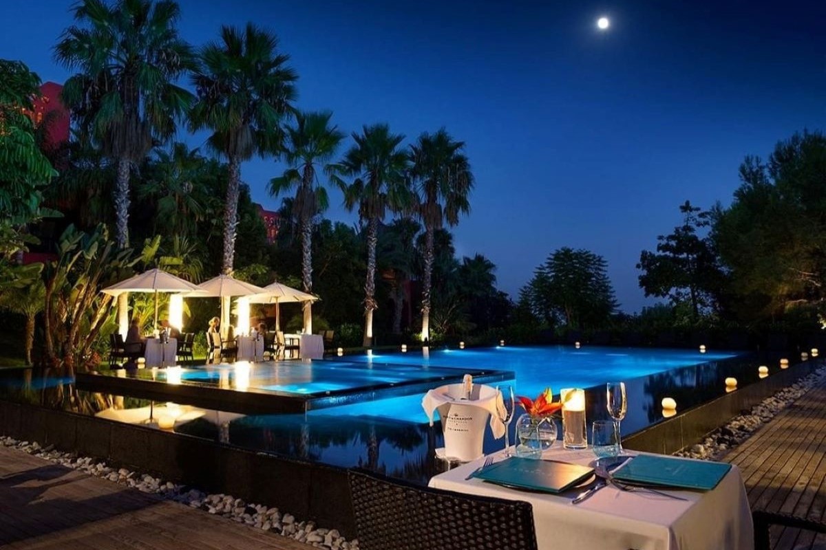 Asia Gardens Hotel & Thai Spa - Dine at one of the many restaurants with pool views