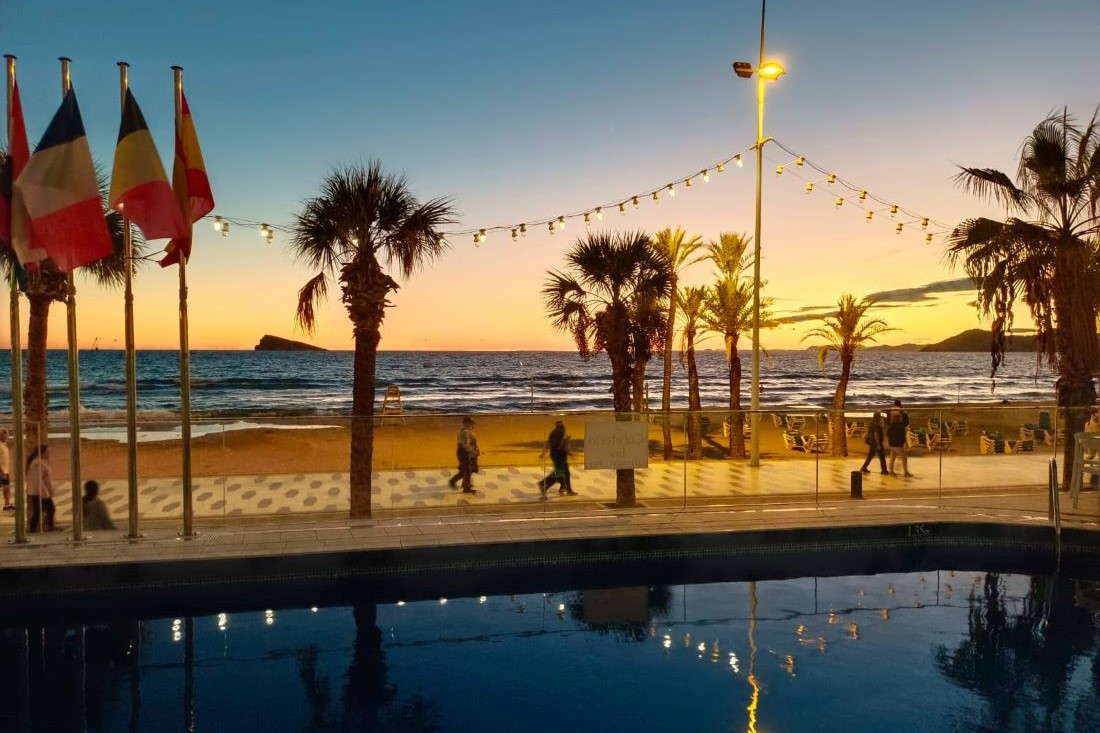 Hotel Brisa Benidorm beach holidays - beachfront pool with sea view