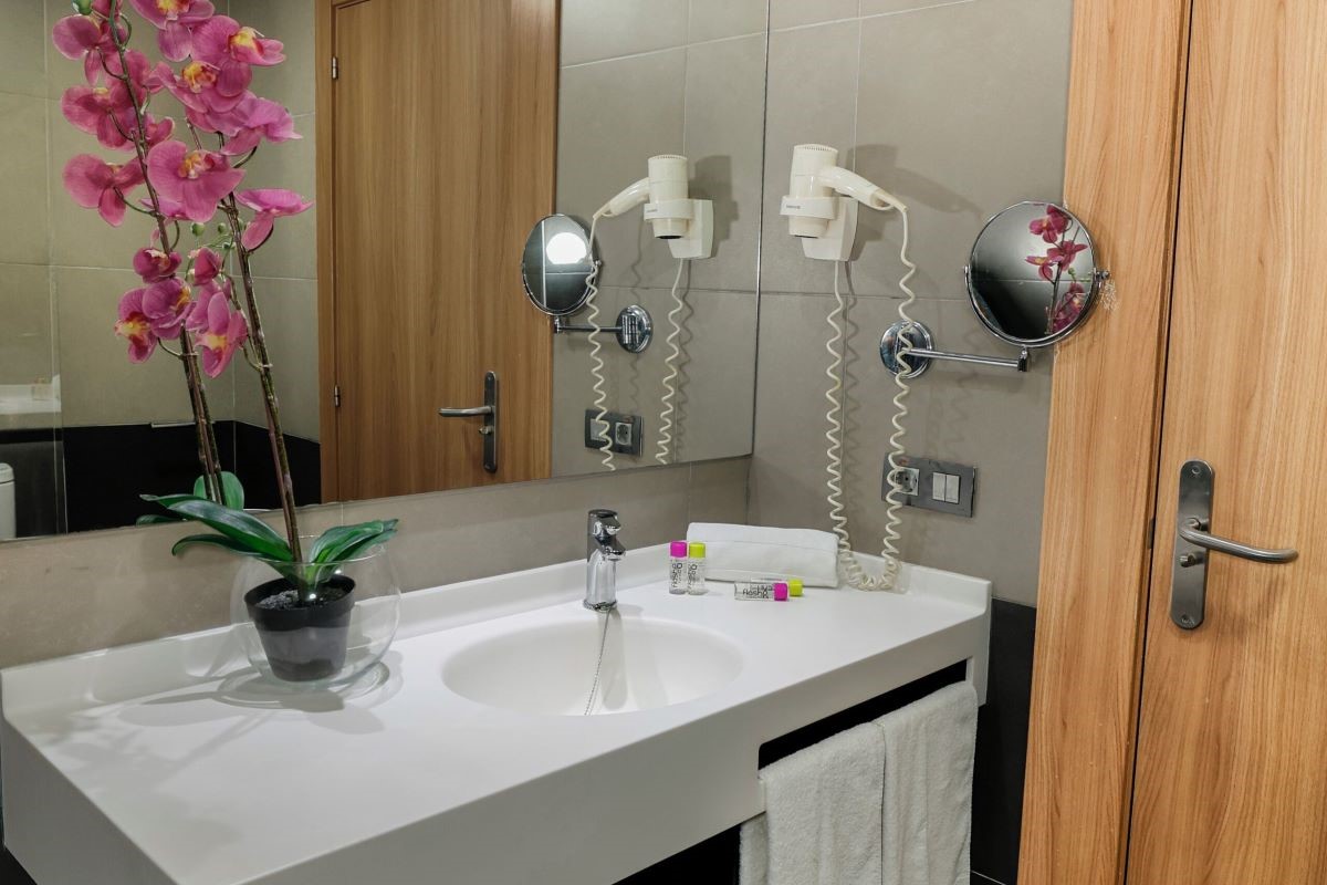 Hotel Flash Benidorm - bathroom with hair dryer