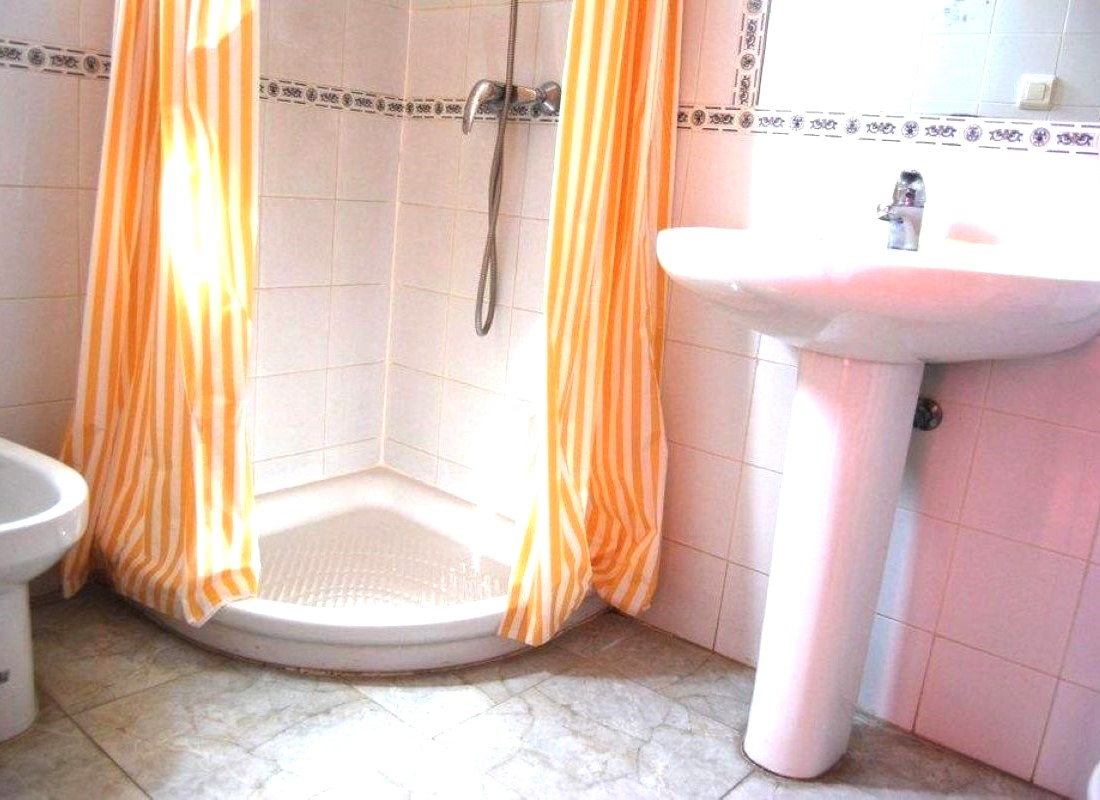 1-Star Hotel Iris Benidorm - showers