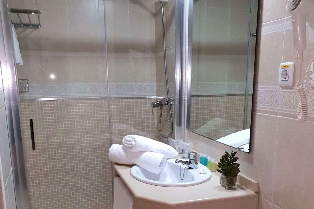 Marconi Beachfront Benidorm Hotel - bathroom