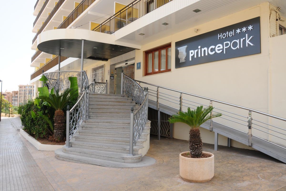 Hotel Prince Park Benidorm - entrance with ramp access