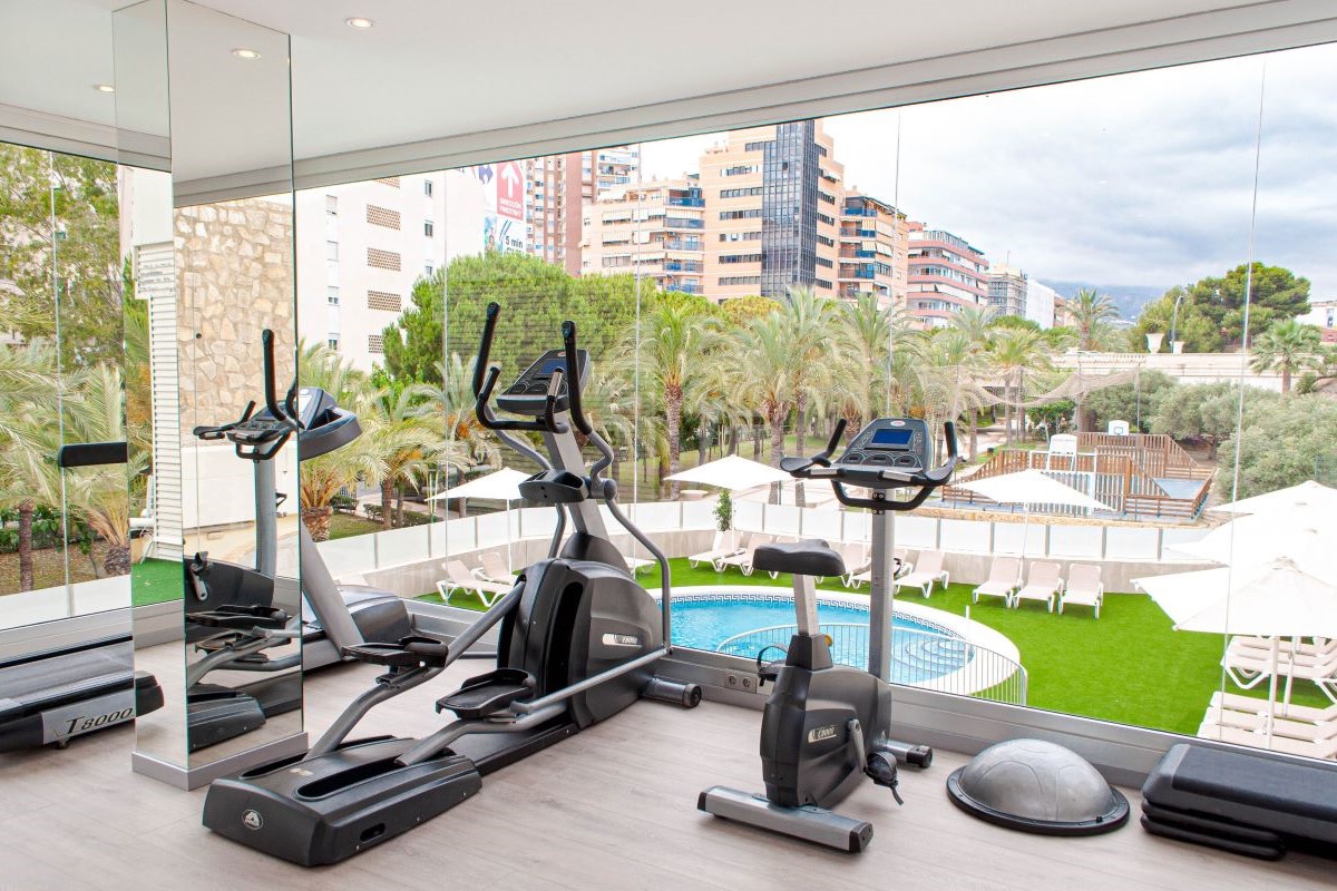 Hotel Prince Park Benidorm - Wellness gym with pool views