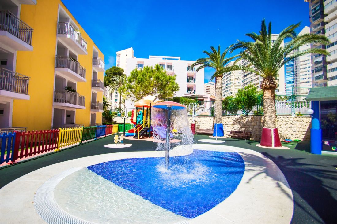Servigroup Pueblo hotel Benidorm - kids splash pool and paly area