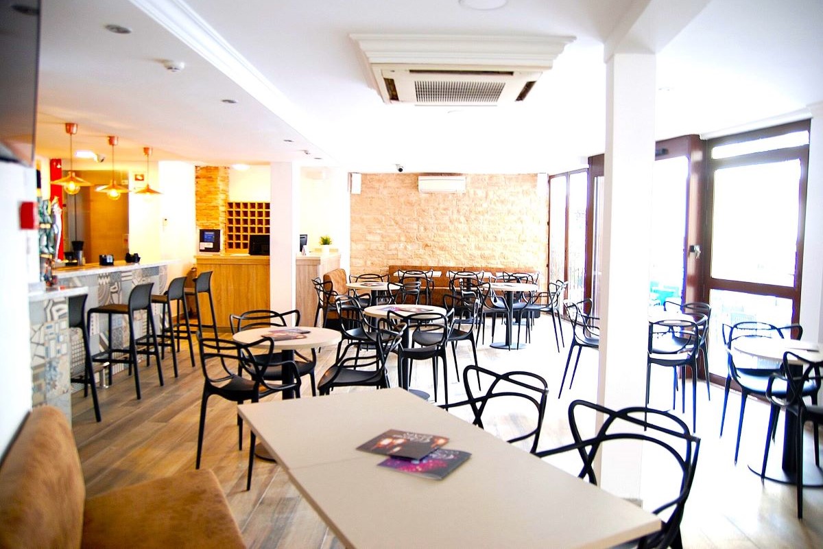 Queens Hotel Benidorm - bar, terrace and reception