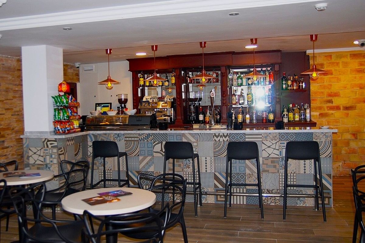 Queens Hotel Benidorm - main bar