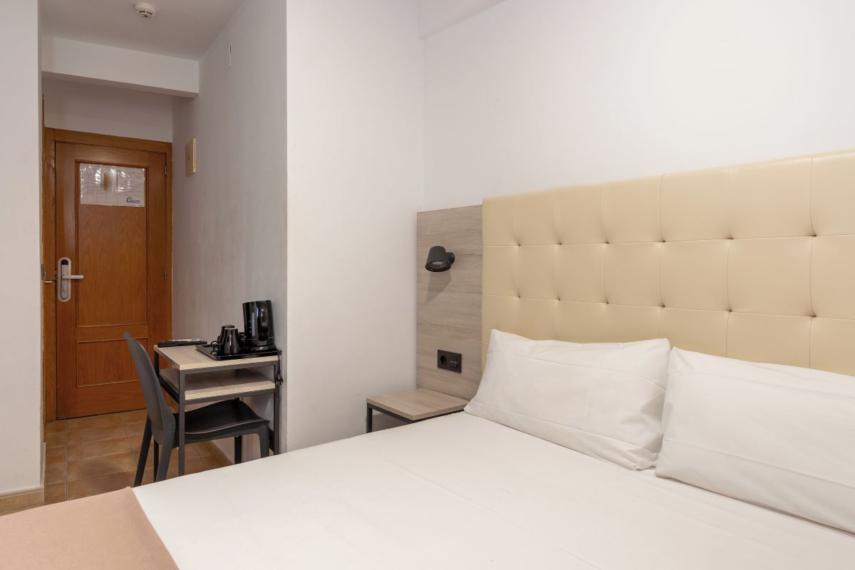 Queens Hotel Benidorm - double room no balcony