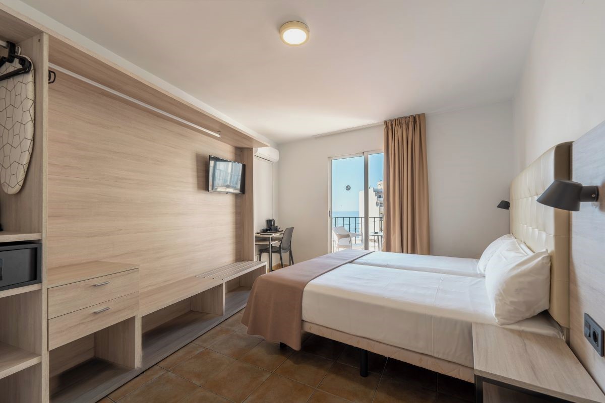 Queens Hotel Benidorm - twin room with sea or square view