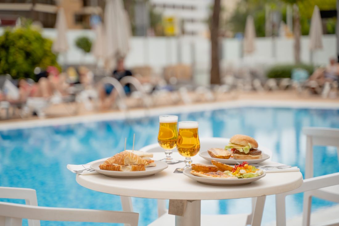 RH Hotel Royal - lunch by the pool