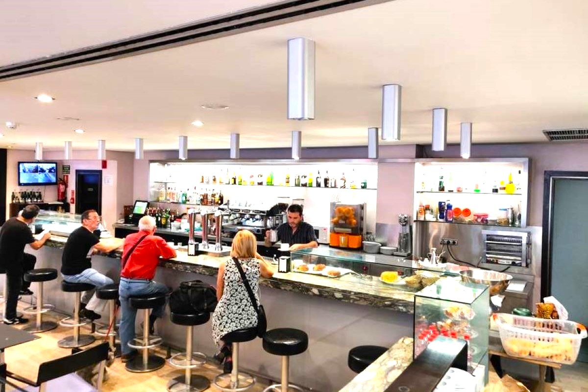 Hotel Tanit Benidorm - cafe bar fro snacks and tapas