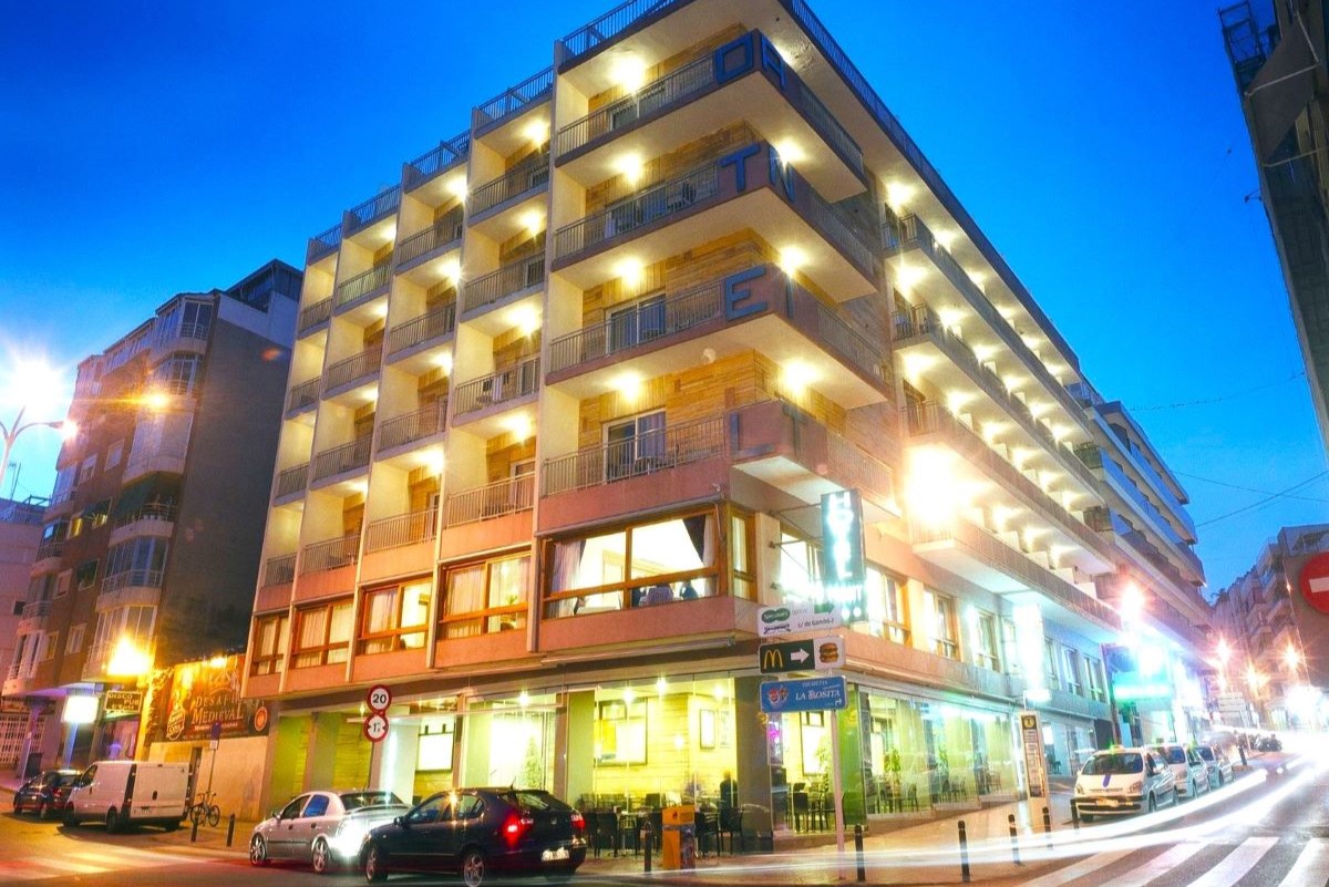 Hotel Tanit Benidorm - busy terrace bar day and night