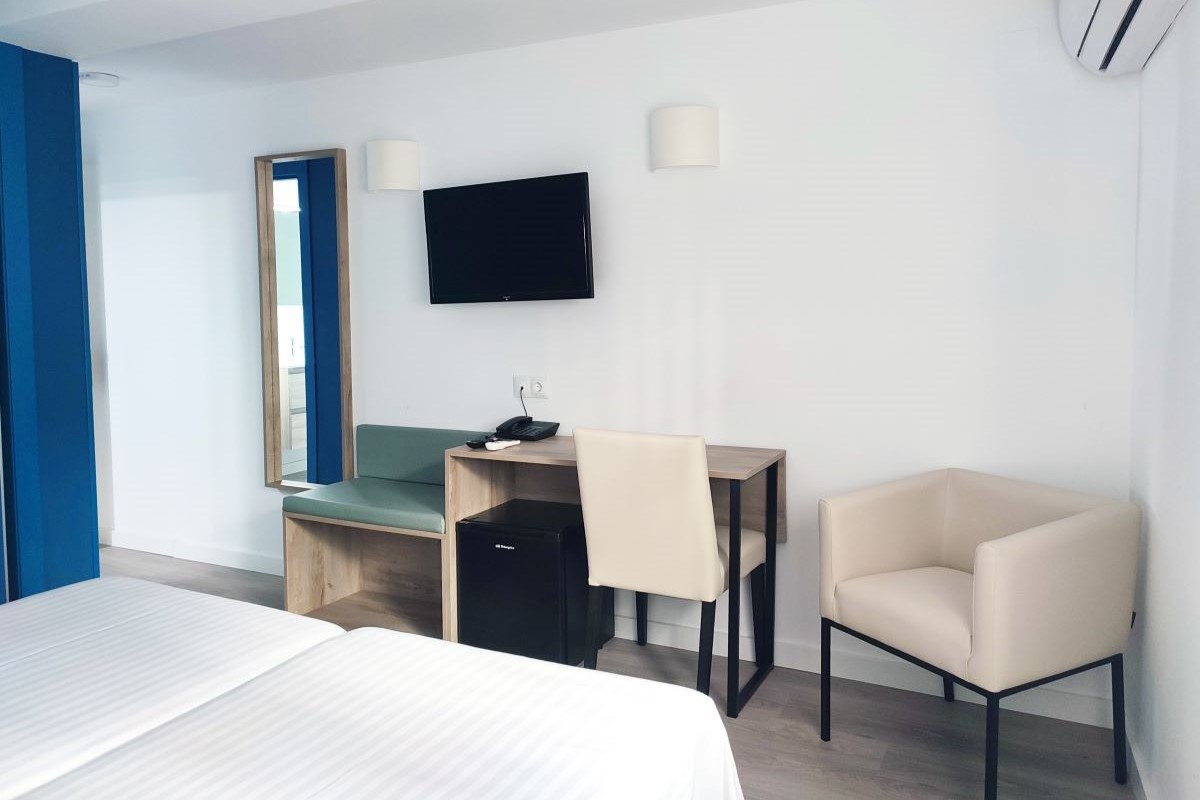 Hotel Flats Mar Blau Beach Front Hotel - A refurbished twin room