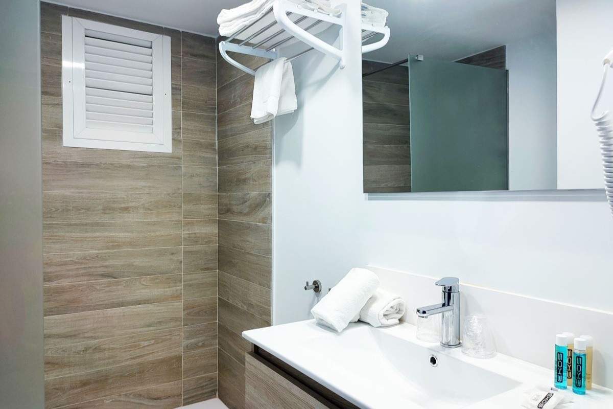 Mat Blau Flats Hotel - New shower and bathrooms.