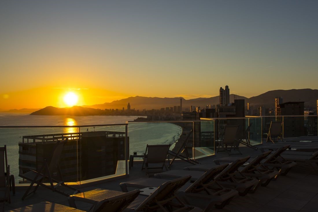 Hotel PORT Benidorm - roof top adults terrace